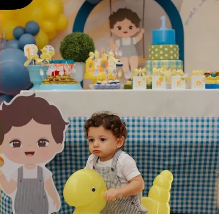Theo no cavalinho de balanço, na festa dele