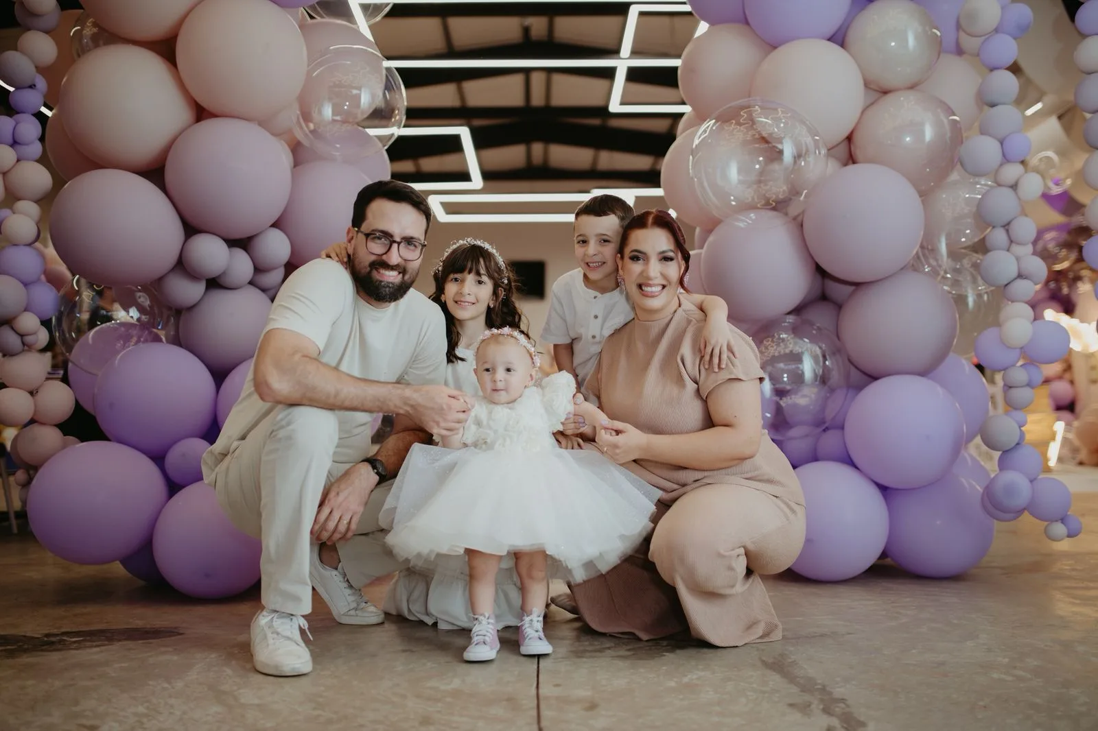 Síntique, Gustavo e os três filhos entre balões no salão