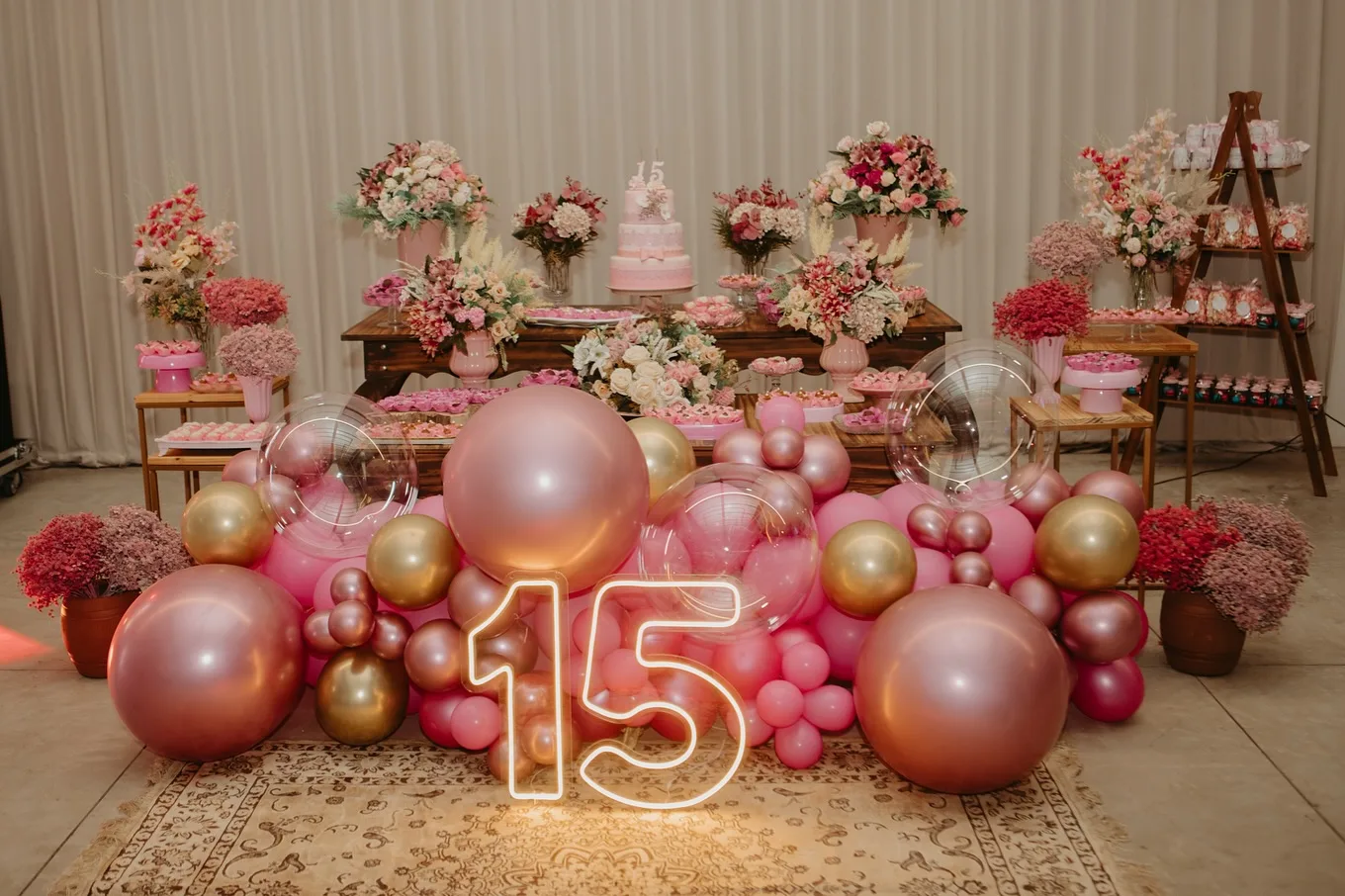 15 anos, com o neon e os balões rosa e dourado