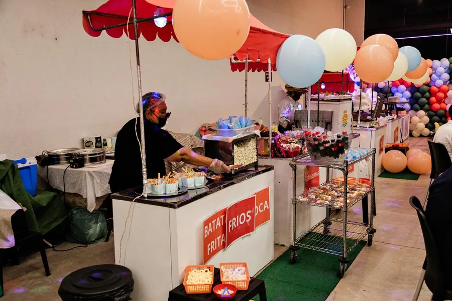Carrinho de salgados, batata frita e petiscos no buffet de uma festa no 3:16