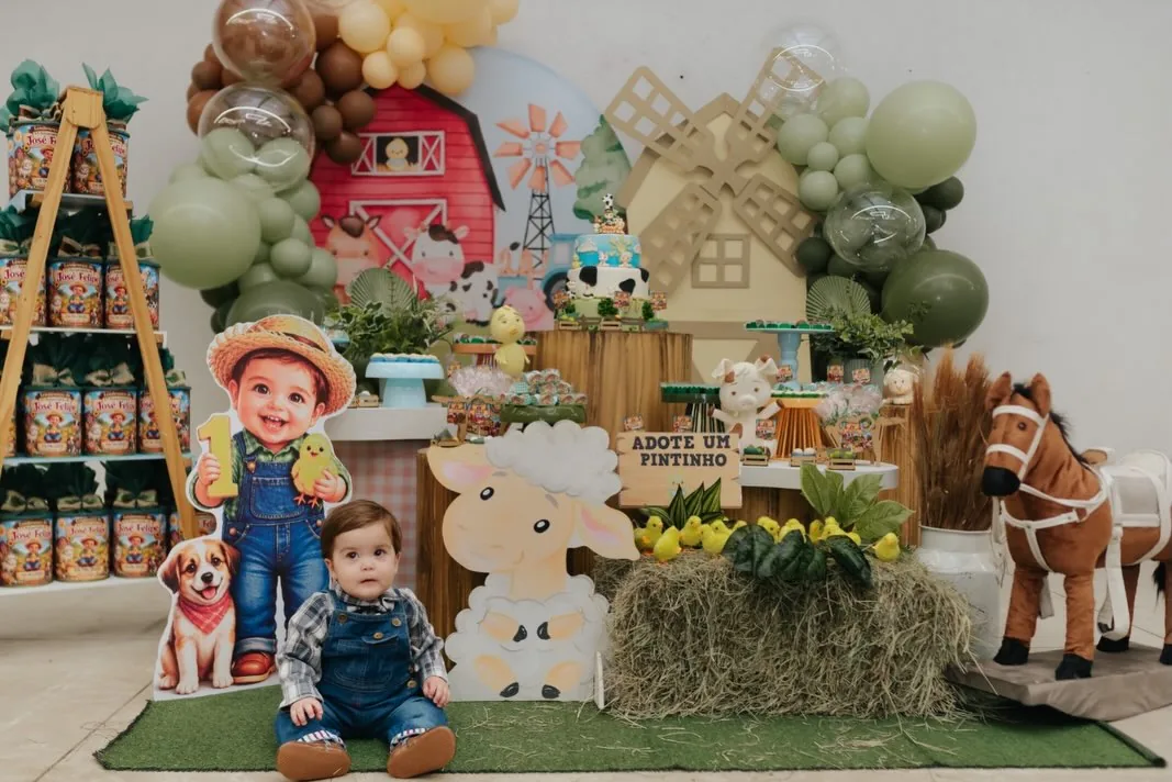 Decoração com tema fazendinha, com celeiro, moinho e bichinhos