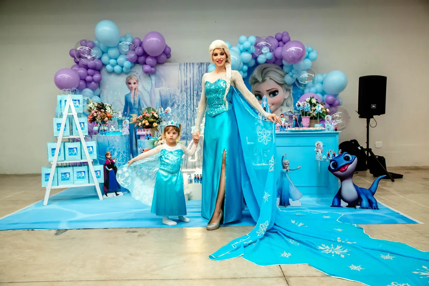 Frozen, com a Elsa e a aniversariante