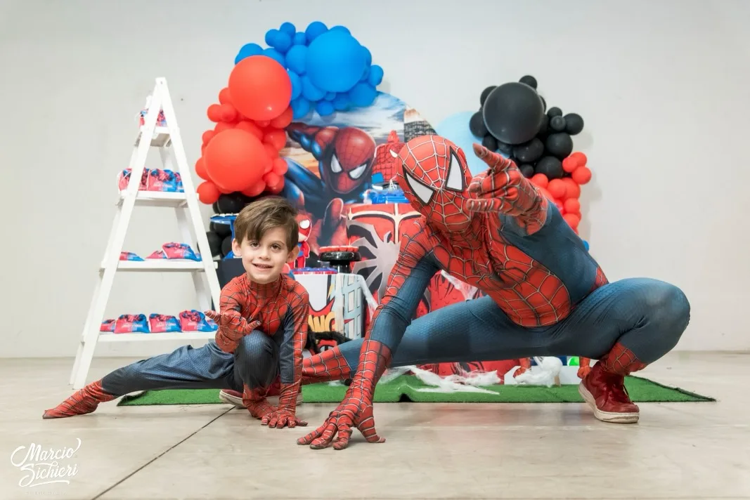 Homem-Aranha de verdade com o aniversariante