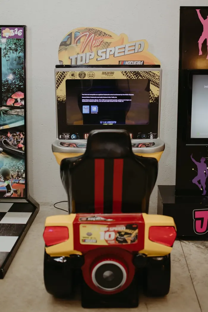 Simulador de corrida Top Speed, com banco de carro de verdade
