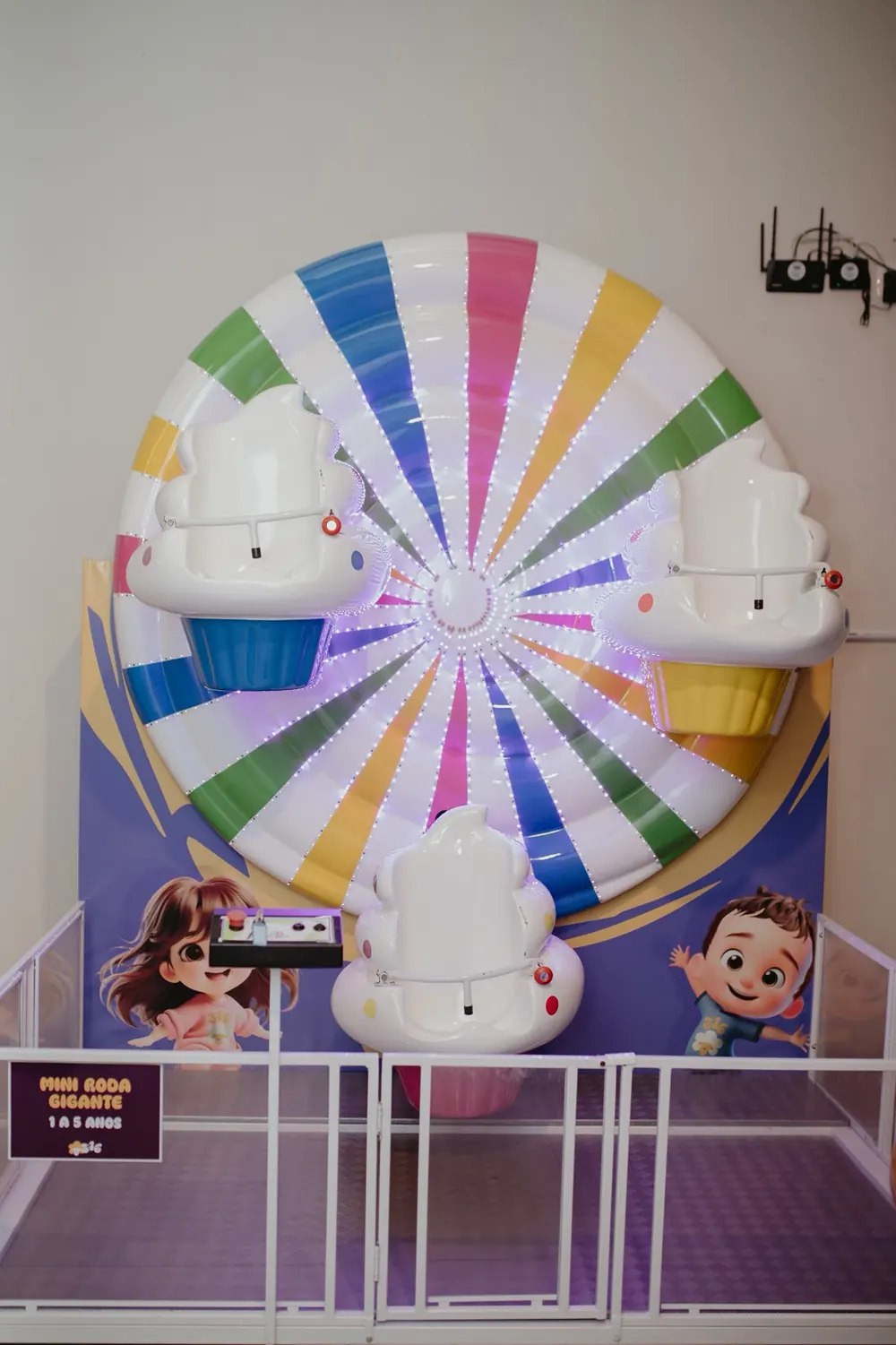 Mini roda gigante com cabines em formato de cupcake, para crianças de 1 a 5 anos
