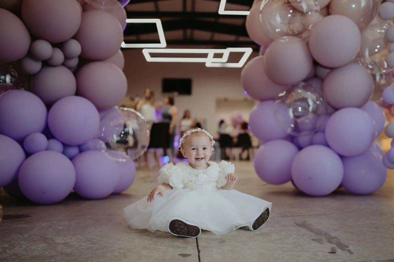Primeiro aninho com tema princesa, no meio dos balões lilás