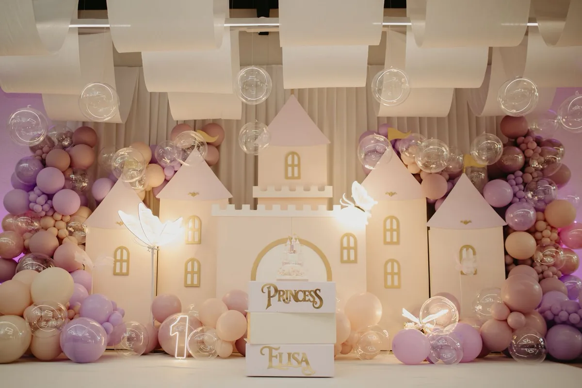 Decoração com tema princesa, com castelo rosa e lilás
