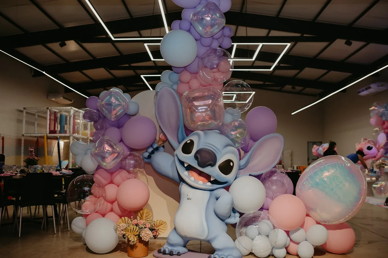 Stitch, com balões lilás e bolhas gigantes